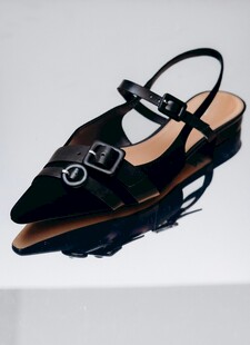 黑色尖头搭扣女士凉鞋