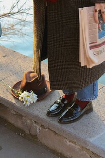 脚边花束与报纸的静谧时刻