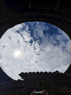 透过古建筑望蓝天白云