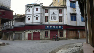 老旧街道旁的传统建筑