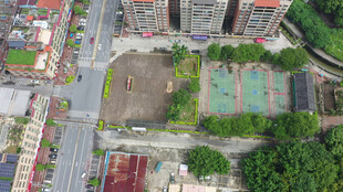 俯瞰城市中的运动场地