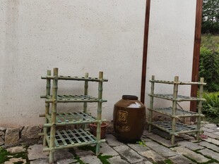 户外竹制置物架与陶缸