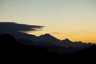 日落时分的壮丽山峦