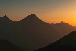 日落时分的壮丽山峦