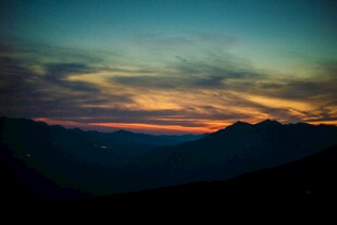 山间绚丽晚霞美景