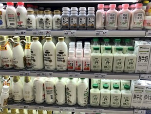 货架上琳琅满目的洗护用品