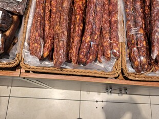 超市货架上的美味腊肠