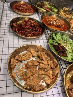 多样美味菜肴摆满桌