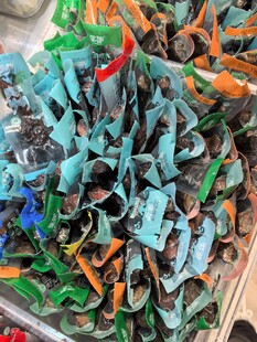 多彩零食包装整齐摆放