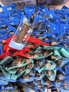 多彩零食堆中的透明瓶