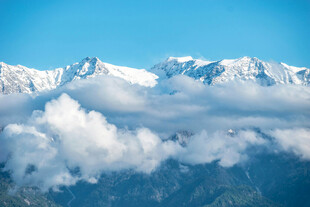 雪山云海壮丽美景
