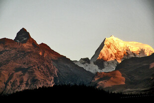 日照金山壮丽山景