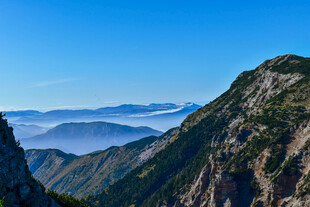 壮丽山峦间的云海景观