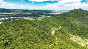 航拍青山间蜿蜒公路