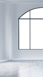 简约拱形窗的空旷室内空间