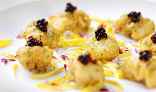 精致鱼子酱点缀美味小点