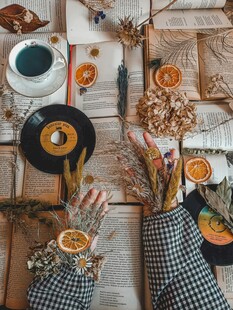 秋日咖啡与美食温馨场景