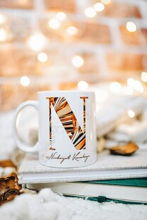 个性字母马克杯与书籍装饰