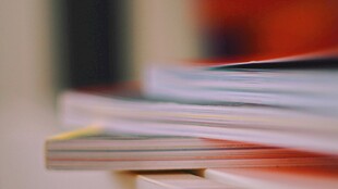 堆叠的多彩书籍