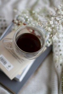 杯中饮品与书籍的惬意时光