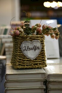 书堆上的爱心编织花篮