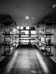 空旷仓库内的金属货架