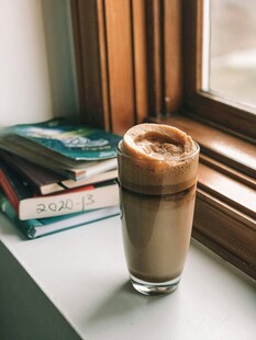 窗边咖啡与书籍的惬意时光