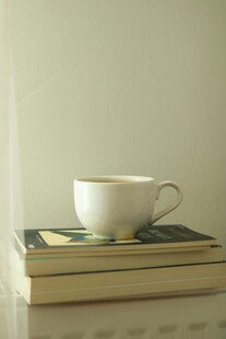 书堆上的咖啡杯