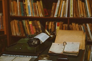 复古书架上的旧物与书籍