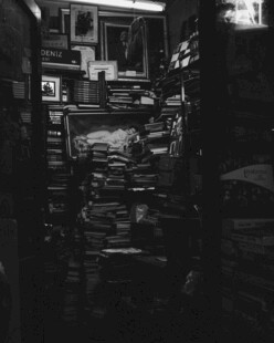 老旧小巷的静谧场景