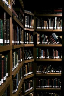 图书馆内整齐排列的书架
