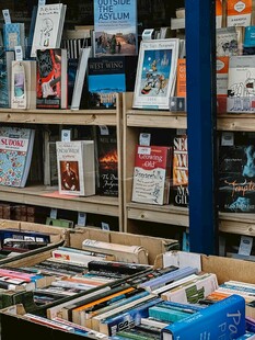 书店内琳琅满目的书籍陈列