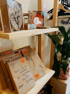 文艺风书架上的书籍与装饰