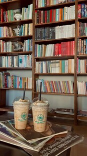 书架前的咖啡与书籍时光