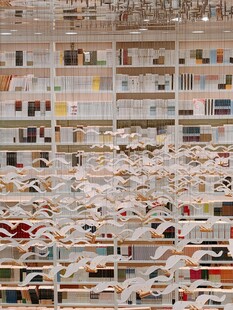 密集排列的多彩物件