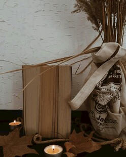 复古风书籍与装饰摆件