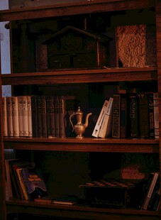 复古书架上的书籍与摆件