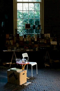 室内窗边的静谧艺术角落