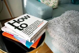 堆叠的书籍与柔软毛毯