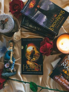 神秘塔罗牌与魔法道具组合