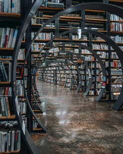 环形书架构成的知识长廊