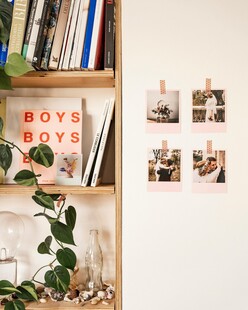 书架旁的照片墙装饰