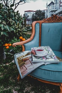 户外蓝椅上的杂志与餐具