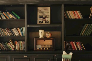 温馨书房书架一角