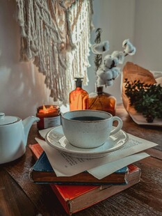 温馨窗边咖啡休闲场景