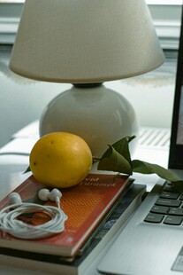 台灯下的桌面静物小景