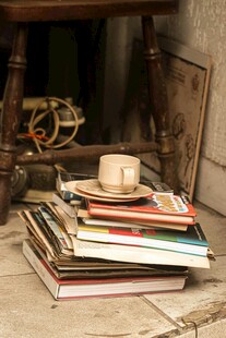 复古角落的书籍与温馨摆件