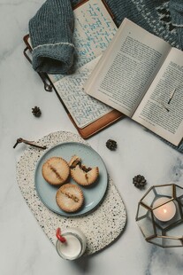 静谧阅读时光与美味点心