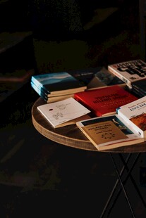 复古书籍摆放在圆桌上