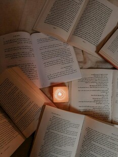 烛光下的静谧阅读时光
